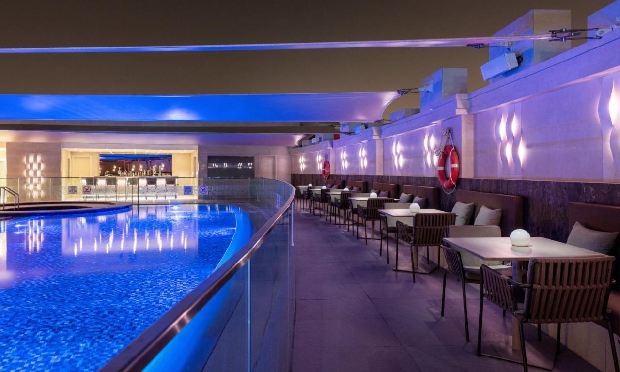 Crowne Plaza Doha - The Business Park By Ihg Exterior foto The pool at the hotel