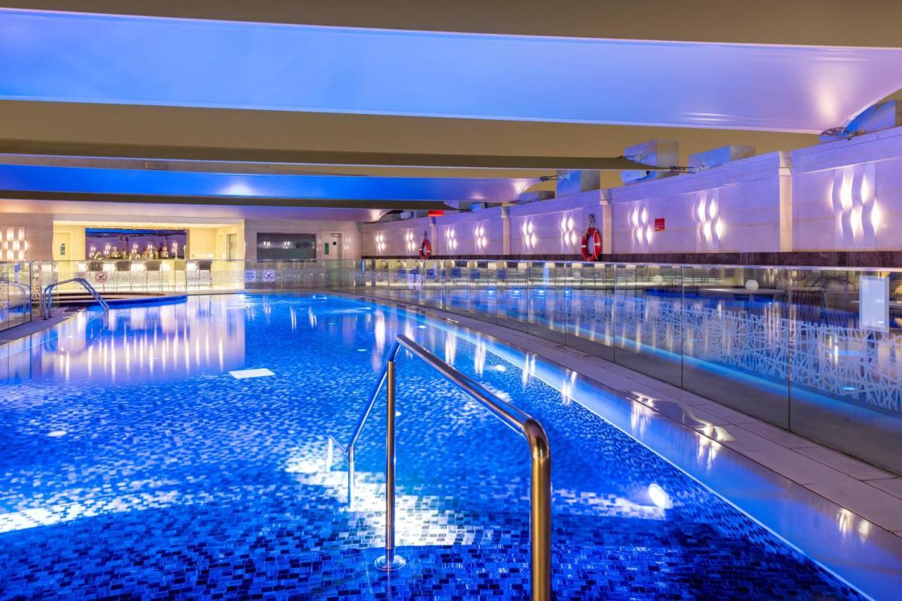 Crowne Plaza Doha - The Business Park By Ihg Exterior foto The pool at the Hilton London Heathrow