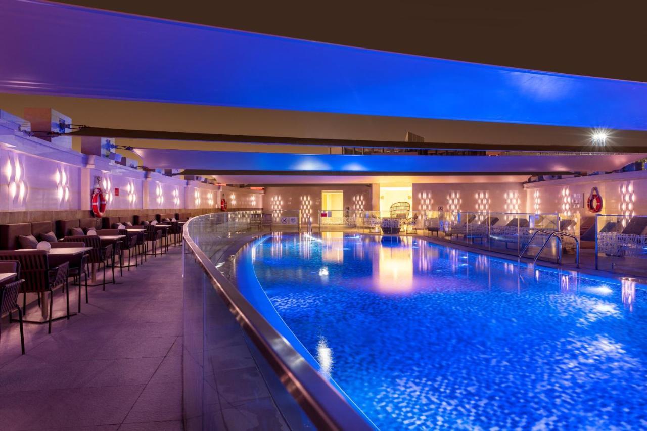 Crowne Plaza Doha - The Business Park By Ihg Exterior foto The pool at the hotel