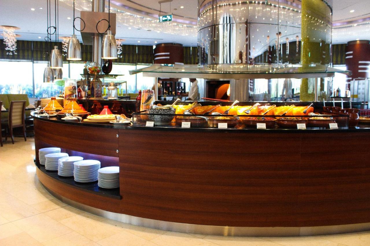 Crowne Plaza Doha - The Business Park By Ihg Exterior foto A buffet at a hotel